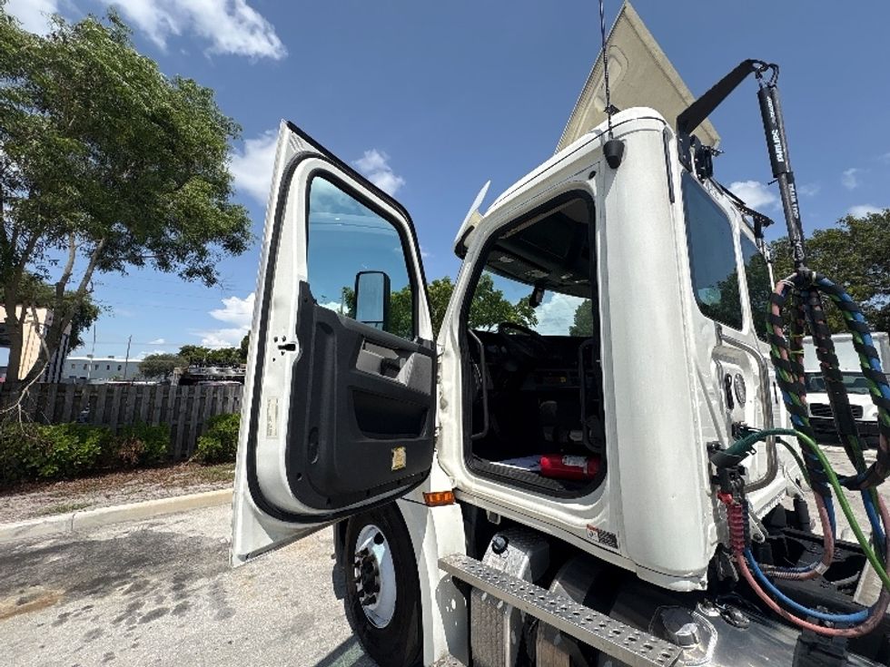 Day Cab Tractor-Heavy Duty Tractors-Freightliner-2019-T12664ST-Medley-FL-391,785\n\t\tmiles-$ 44,750 - Image 9
