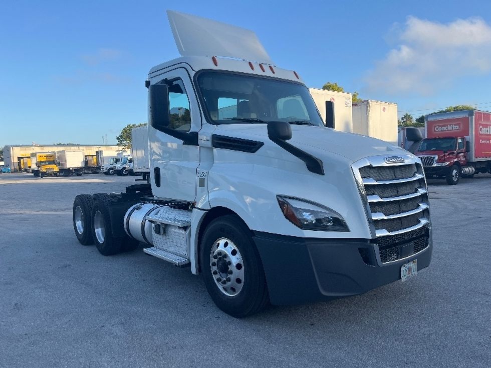 Day Cab Tractor-Heavy Duty Tractors-Freightliner-2019-T12664ST-Medley-FL-395,372\n\t\tmiles-$ 47,000 - Image 1
