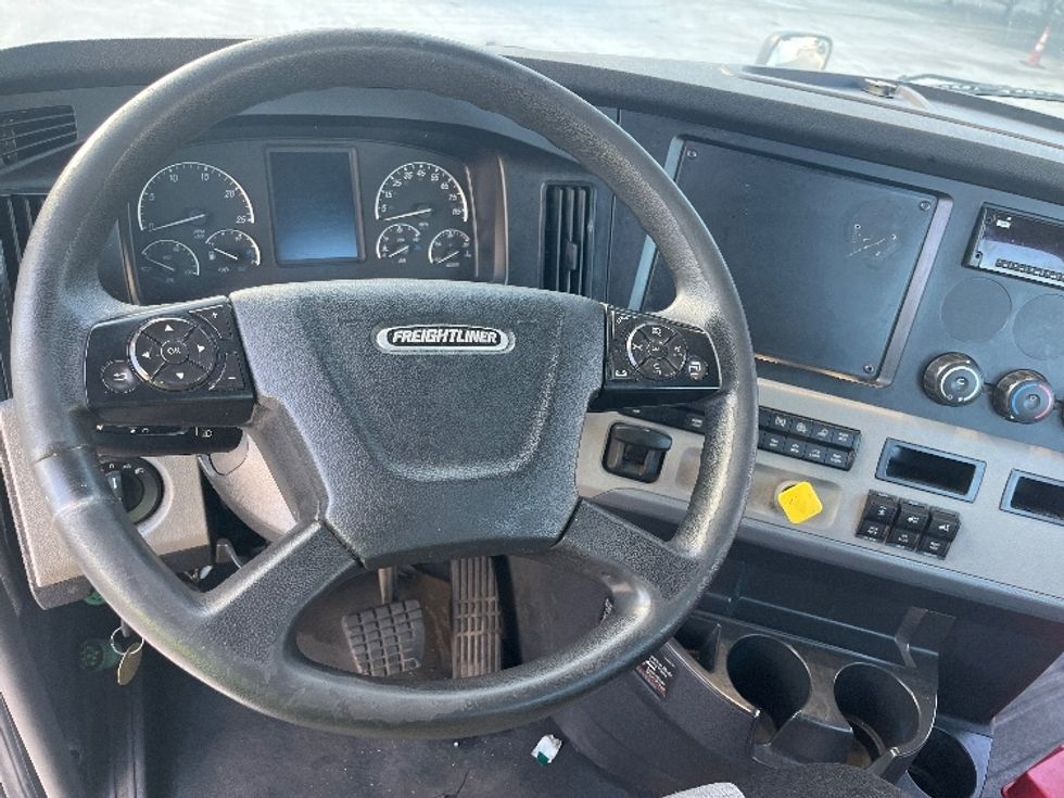 Day Cab Tractor-Heavy Duty Tractors-Freightliner-2019-T12664ST-Medley-FL-395,372\n\t\tmiles-$ 47,000 - Image 11