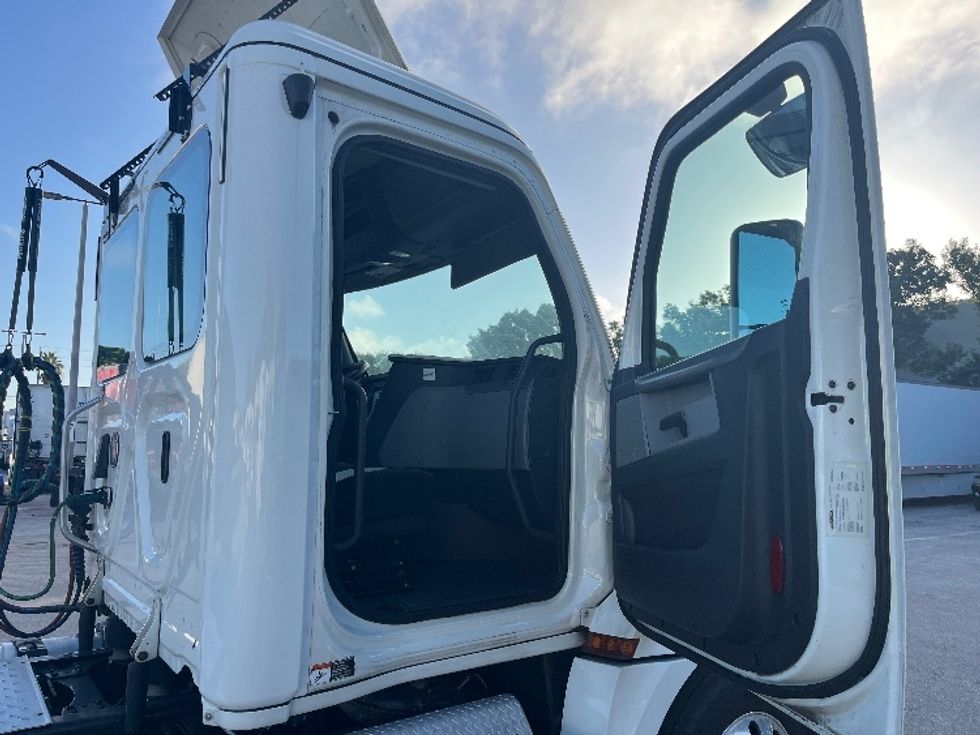 Day Cab Tractor-Heavy Duty Tractors-Freightliner-2019-T12664ST-Medley-FL-395,372\n\t\tmiles-$ 47,000 - Image 12