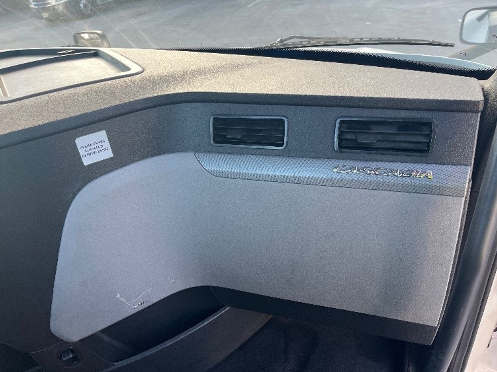 Day Cab Tractor-Heavy Duty Tractors-Freightliner-2019-T12664ST-Medley-FL-395,372\n\t\tmiles-$ 47,000 - Image 13