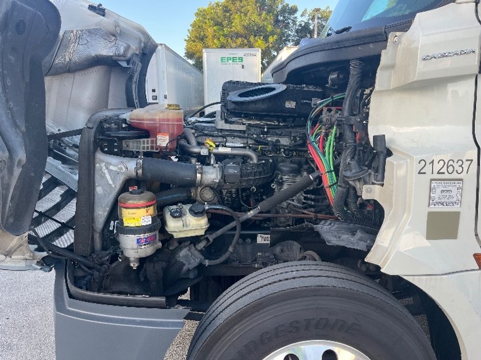 Day Cab Tractor-Heavy Duty Tractors-Freightliner-2019-T12664ST-Medley-FL-395,372\n\t\tmiles-$ 47,000 - Image 16