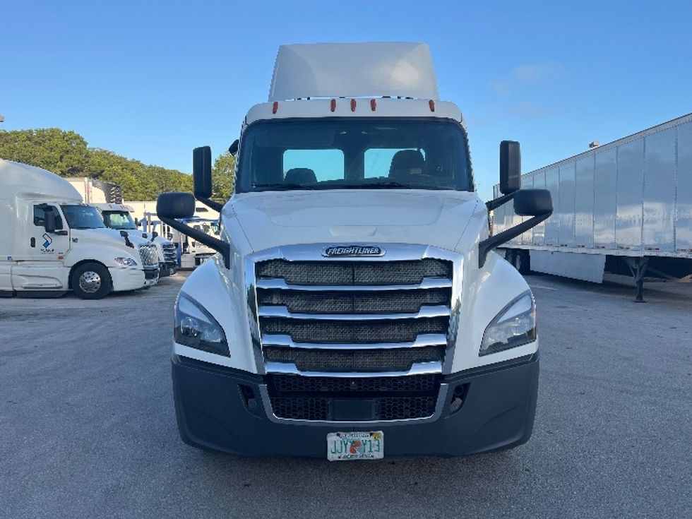 Day Cab Tractor-Heavy Duty Tractors-Freightliner-2019-T12664ST-Medley-FL-395,372\n\t\tmiles-$ 47,000 - Image 2