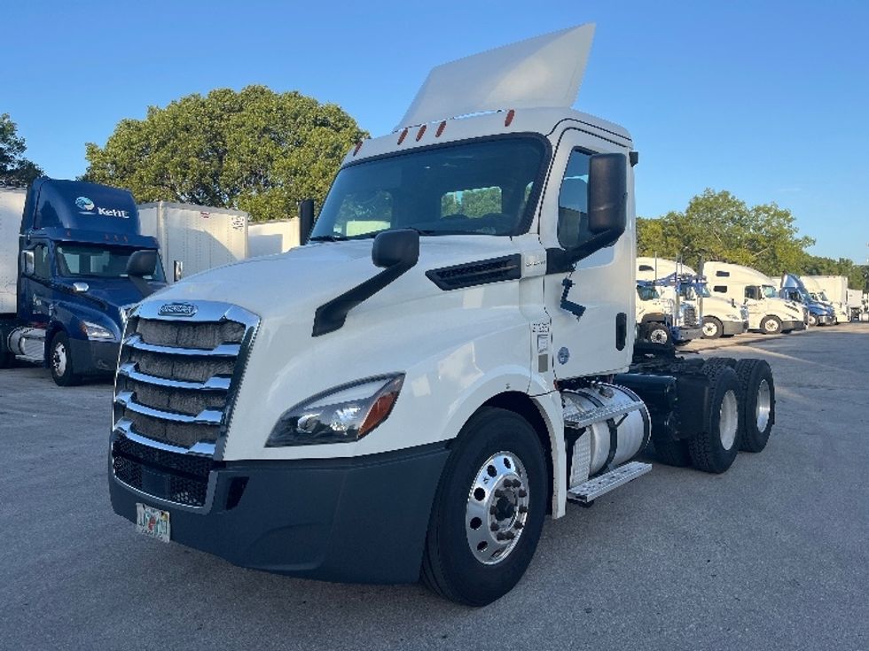 Day Cab Tractor-Heavy Duty Tractors-Freightliner-2019-T12664ST-Medley-FL-395,372\n\t\tmiles-$ 47,000 - Image 3