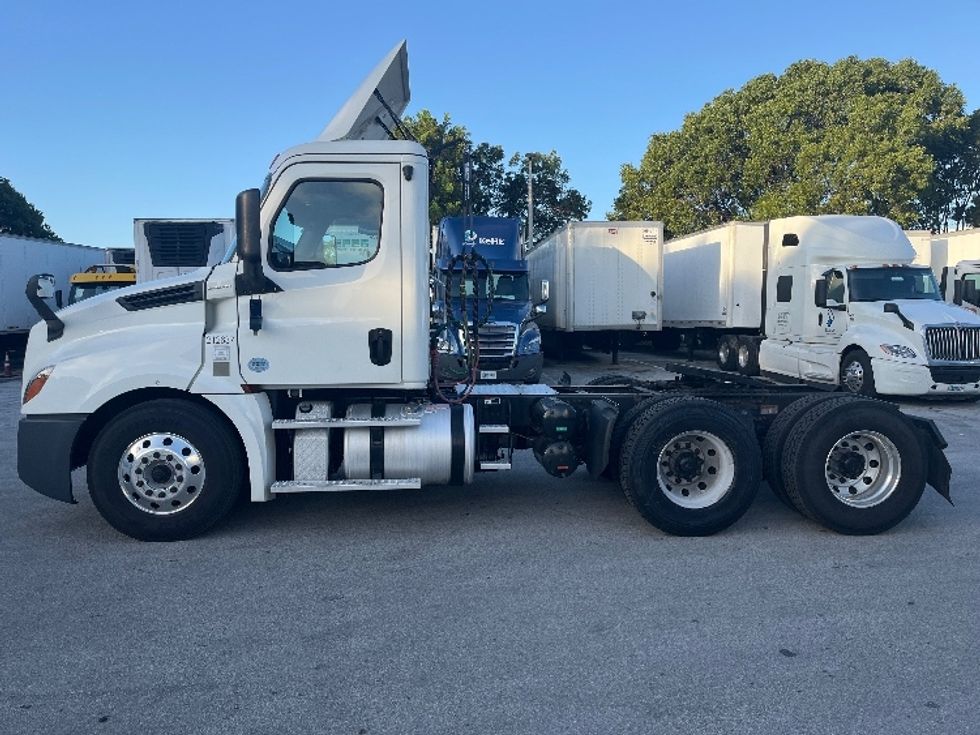 Day Cab Tractor-Heavy Duty Tractors-Freightliner-2019-T12664ST-Medley-FL-395,372\n\t\tmiles-$ 47,000 - Image 4
