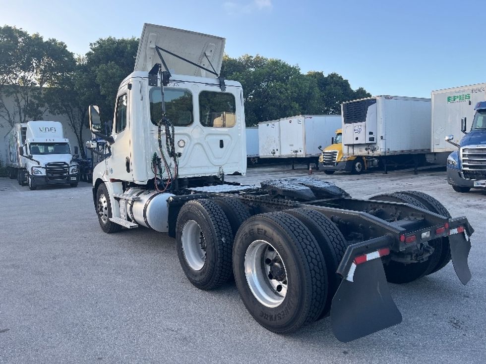 Day Cab Tractor-Heavy Duty Tractors-Freightliner-2019-T12664ST-Medley-FL-395,372\n\t\tmiles-$ 47,000 - Image 5
