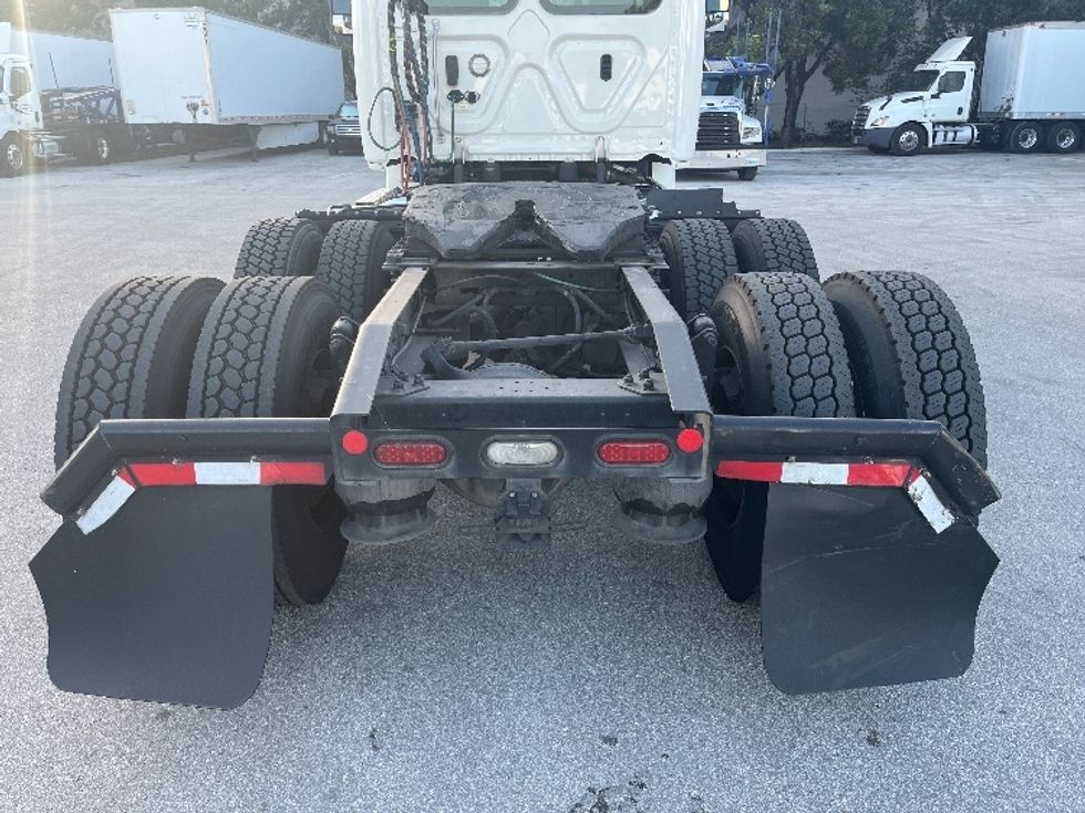 Day Cab Tractor-Heavy Duty Tractors-Freightliner-2019-T12664ST-Medley-FL-395,372\n\t\tmiles-$ 47,000 - Image 6