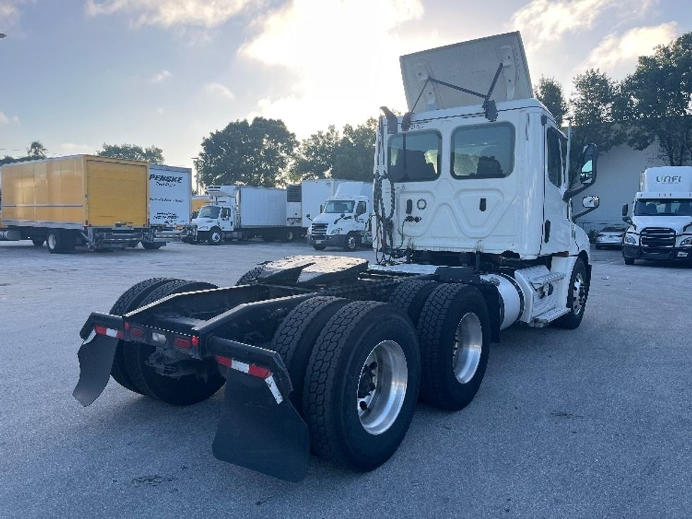 Day Cab Tractor-Heavy Duty Tractors-Freightliner-2019-T12664ST-Medley-FL-395,372\n\t\tmiles-$ 47,000 - Image 7