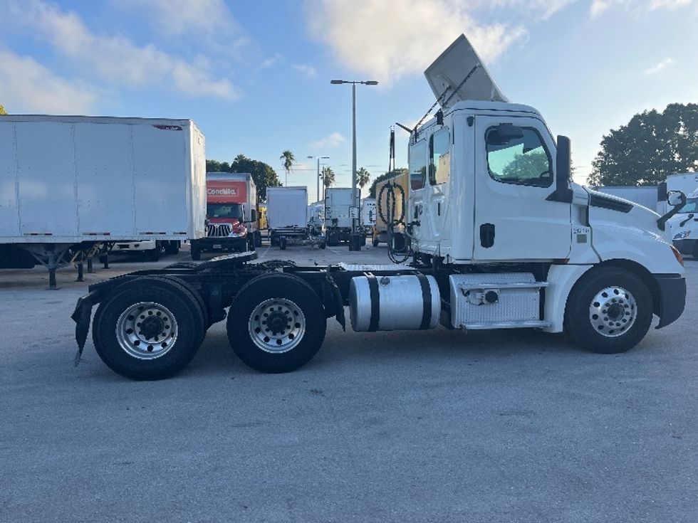 Day Cab Tractor-Heavy Duty Tractors-Freightliner-2019-T12664ST-Medley-FL-395,372\n\t\tmiles-$ 47,000 - Image 8