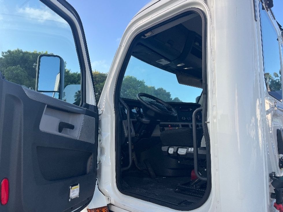 Day Cab Tractor-Heavy Duty Tractors-Freightliner-2019-T12664ST-Medley-FL-395,372\n\t\tmiles-$ 47,000 - Image 9