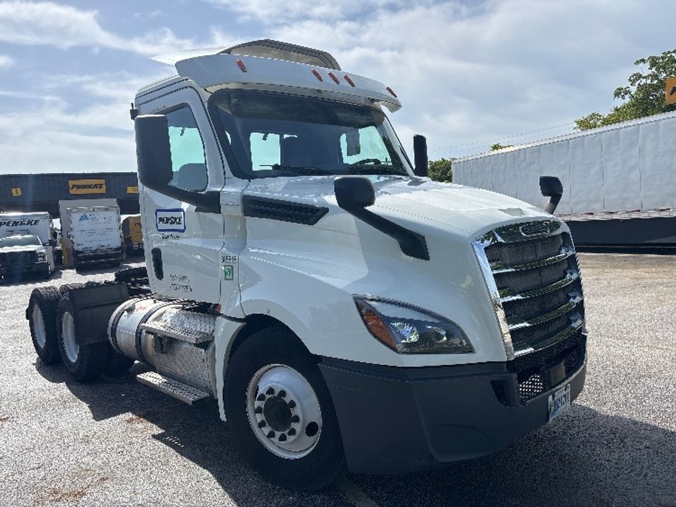 Day Cab Tractor-Heavy Duty Tractors-Freightliner-2019-T12664ST-Medley-FL-422,757\n\t\tmiles-$ 43,250 - Image 1