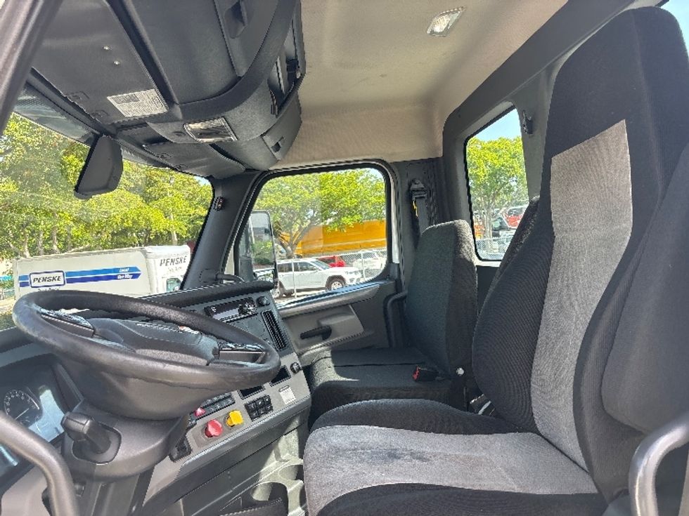 Day Cab Tractor-Heavy Duty Tractors-Freightliner-2019-T12664ST-Medley-FL-422,757\n\t\tmiles-$ 43,250 - Image 10