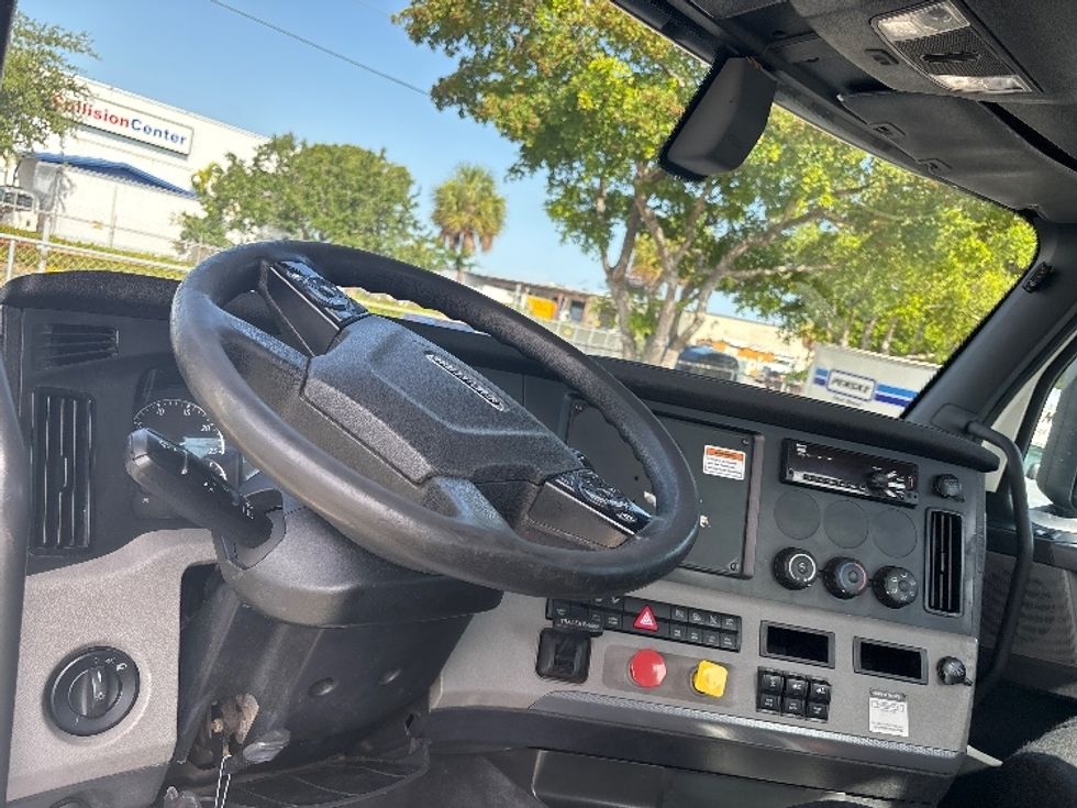 Day Cab Tractor-Heavy Duty Tractors-Freightliner-2019-T12664ST-Medley-FL-422,757\n\t\tmiles-$ 43,250 - Image 11