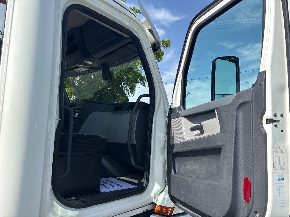 Day Cab Tractor-Heavy Duty Tractors-Freightliner-2019-T12664ST-Medley-FL-422,757\n\t\tmiles-$ 43,250 - Image 12