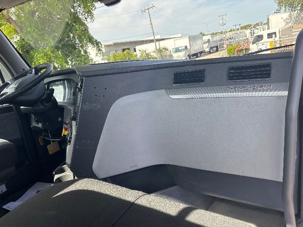 Day Cab Tractor-Heavy Duty Tractors-Freightliner-2019-T12664ST-Medley-FL-422,757\n\t\tmiles-$ 43,250 - Image 13