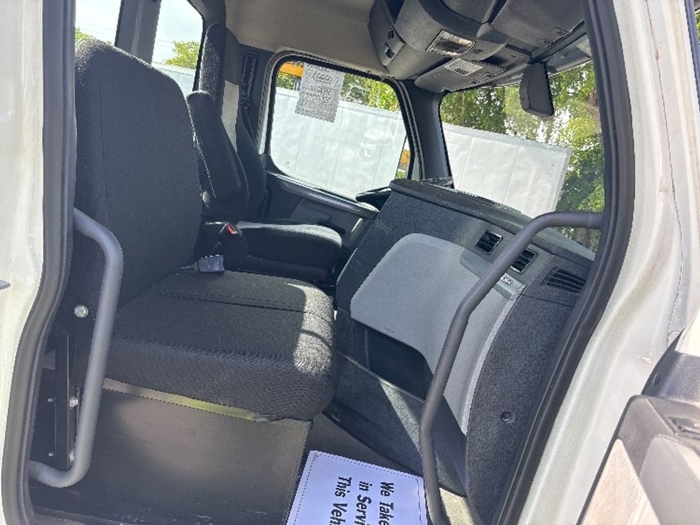 Day Cab Tractor-Heavy Duty Tractors-Freightliner-2019-T12664ST-Medley-FL-422,757\n\t\tmiles-$ 43,250 - Image 14