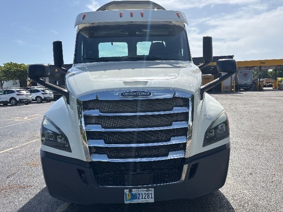 Day Cab Tractor-Heavy Duty Tractors-Freightliner-2019-T12664ST-Medley-FL-422,757\n\t\tmiles-$ 43,250 - Image 2