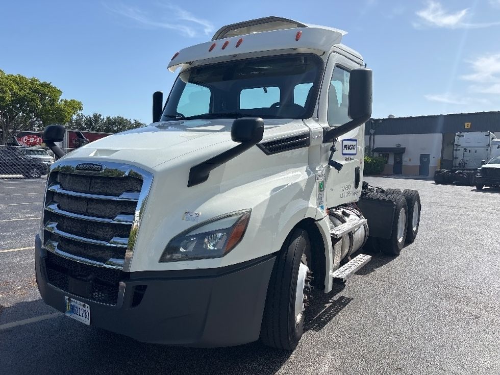 Day Cab Tractor-Heavy Duty Tractors-Freightliner-2019-T12664ST-Medley-FL-422,757\n\t\tmiles-$ 43,250 - Image 3