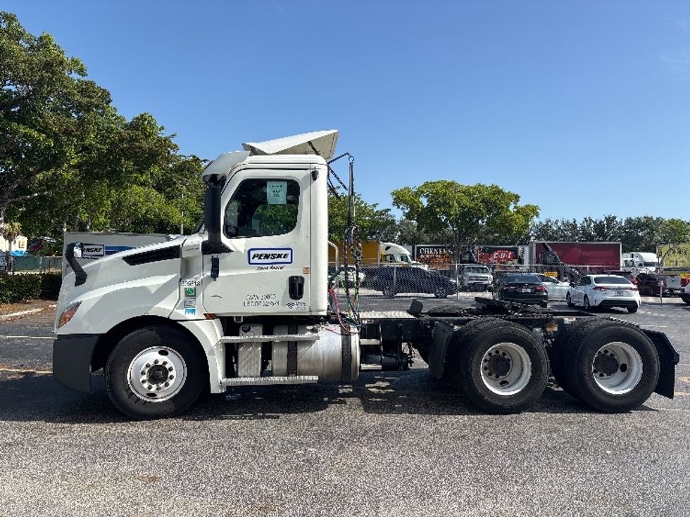 Day Cab Tractor-Heavy Duty Tractors-Freightliner-2019-T12664ST-Medley-FL-422,757\n\t\tmiles-$ 43,250 - Image 4