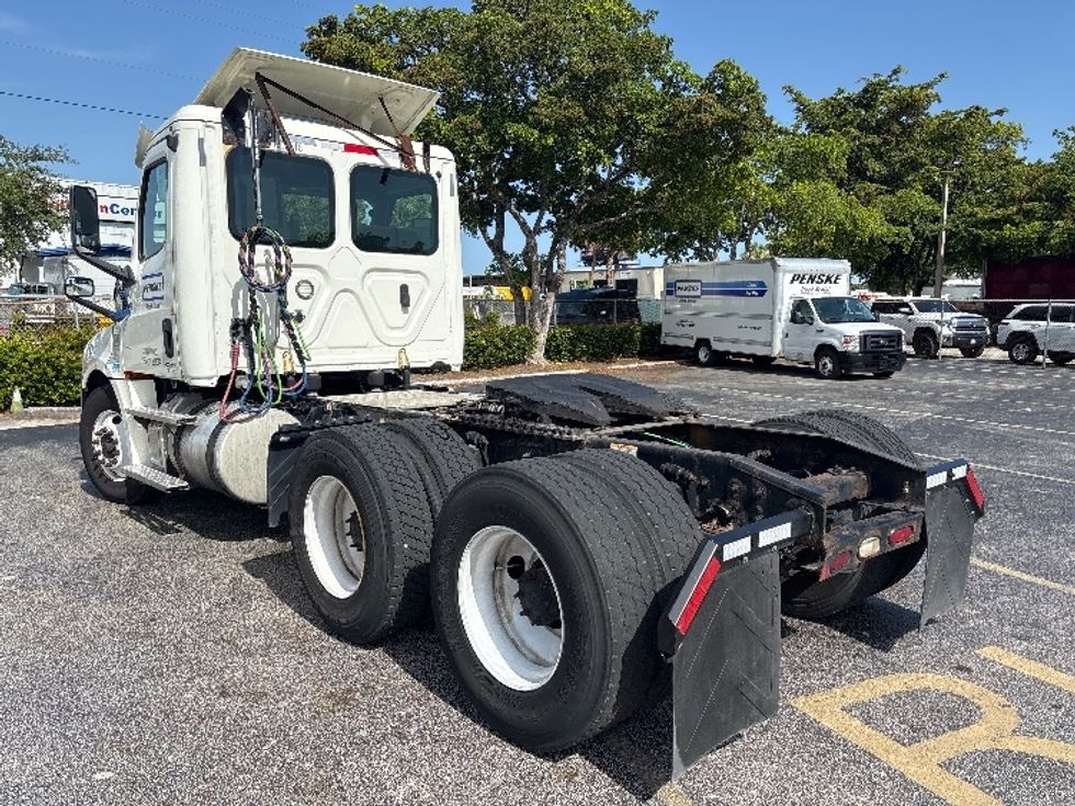 Day Cab Tractor-Heavy Duty Tractors-Freightliner-2019-T12664ST-Medley-FL-422,757\n\t\tmiles-$ 43,250 - Image 5