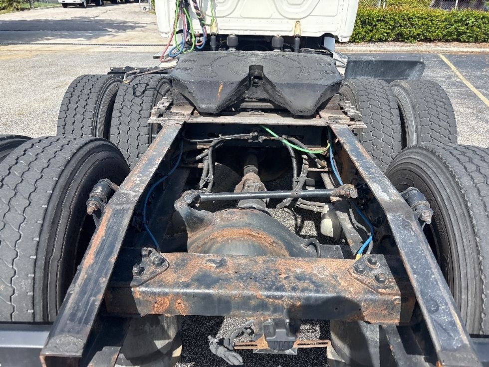 Day Cab Tractor-Heavy Duty Tractors-Freightliner-2019-T12664ST-Medley-FL-422,757\n\t\tmiles-$ 43,250 - Image 6