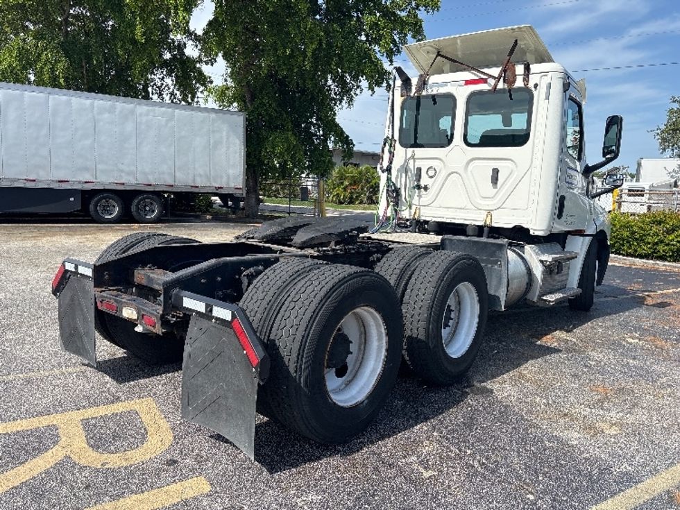Day Cab Tractor-Heavy Duty Tractors-Freightliner-2019-T12664ST-Medley-FL-422,757\n\t\tmiles-$ 43,250 - Image 7