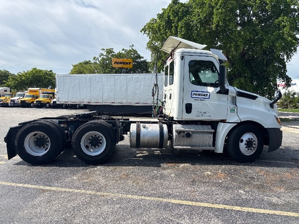 Day Cab Tractor-Heavy Duty Tractors-Freightliner-2019-T12664ST-Medley-FL-422,757\n\t\tmiles-$ 43,250 - Image 8