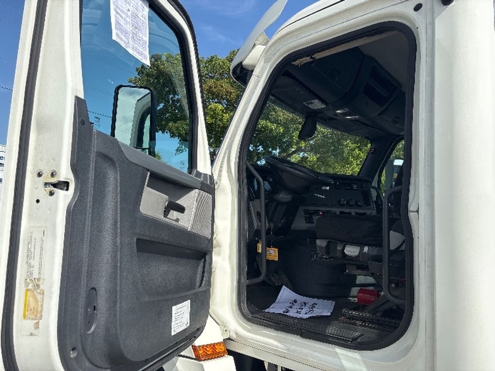 Day Cab Tractor-Heavy Duty Tractors-Freightliner-2019-T12664ST-Medley-FL-422,757\n\t\tmiles-$ 43,250 - Image 9