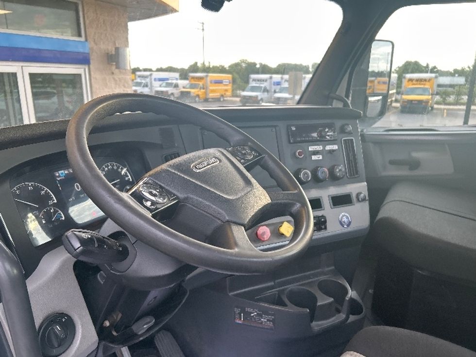 Day Cab Tractor-Heavy Duty Tractors-Freightliner-2019-T12664ST-Melrose Park-IL-247,714\n\t\tmiles-$ 52,750 - Image 10