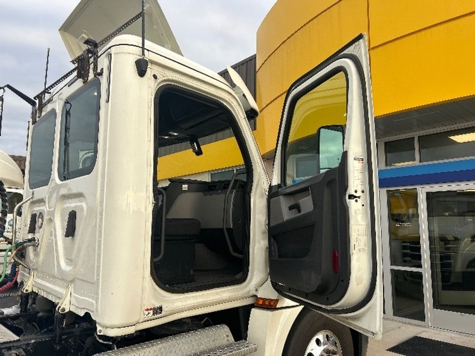 Day Cab Tractor-Heavy Duty Tractors-Freightliner-2019-T12664ST-Melrose Park-IL-247,714\n\t\tmiles-$ 52,750 - Image 12