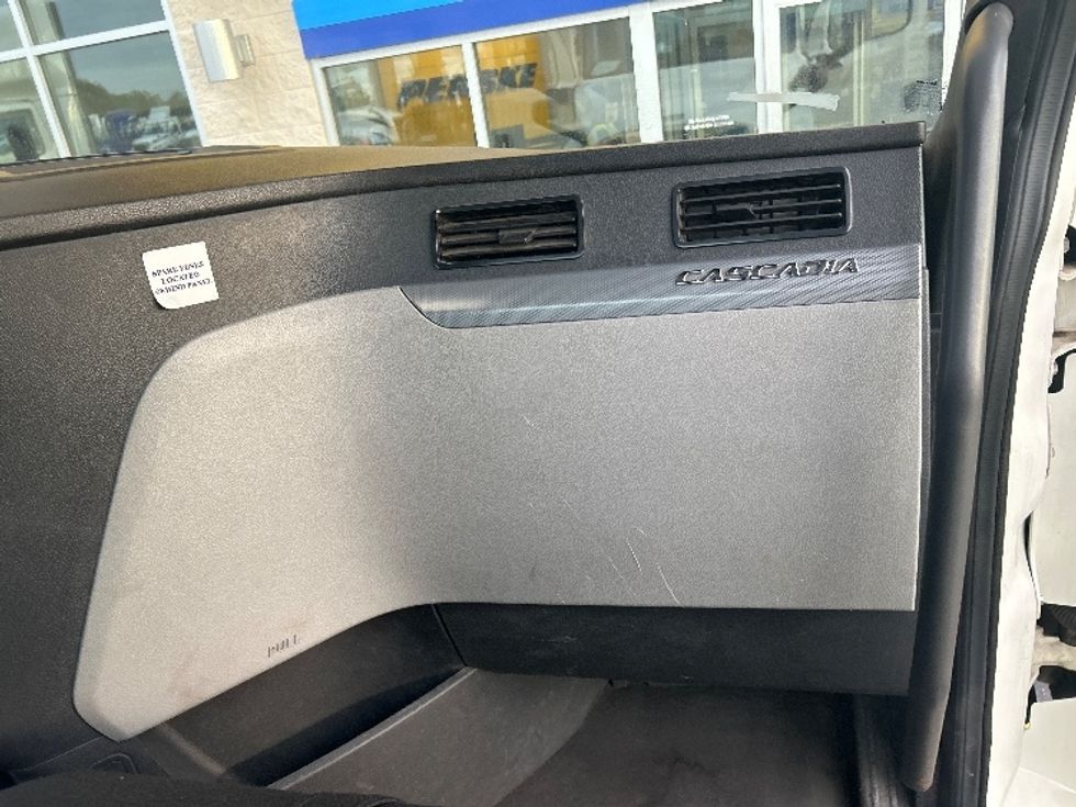 Day Cab Tractor-Heavy Duty Tractors-Freightliner-2019-T12664ST-Melrose Park-IL-247,714\n\t\tmiles-$ 52,750 - Image 13