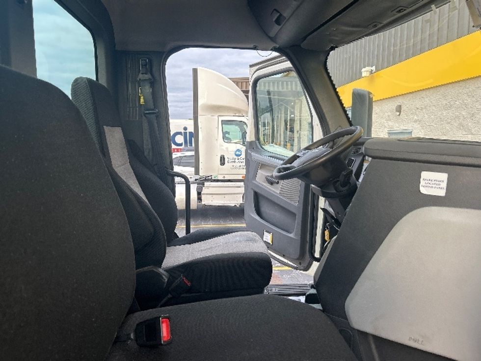 Day Cab Tractor-Heavy Duty Tractors-Freightliner-2019-T12664ST-Melrose Park-IL-247,714\n\t\tmiles-$ 52,750 - Image 14