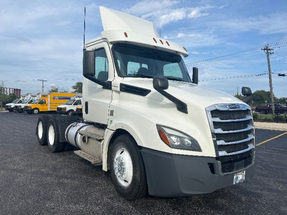 Day Cab Tractor-Heavy Duty Tractors-Freightliner-2019-T12664ST-Melrose Park-IL-468,240\n\t\tmiles-$ 38,500 - Image 1