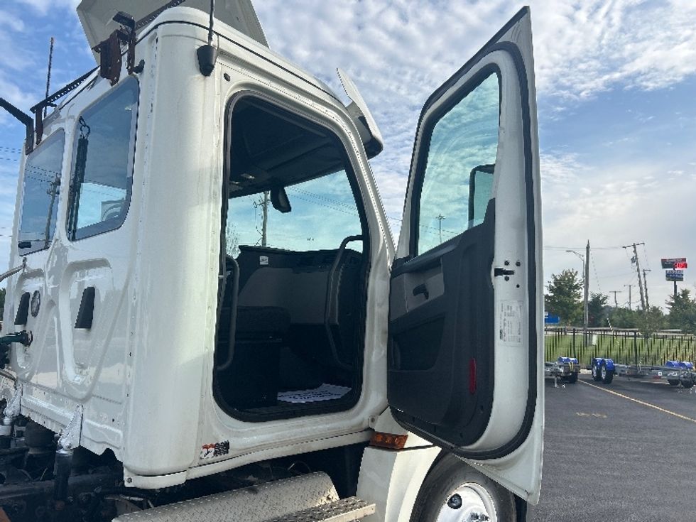 Day Cab Tractor-Heavy Duty Tractors-Freightliner-2019-T12664ST-Melrose Park-IL-468,240\n\t\tmiles-$ 38,500 - Image 12