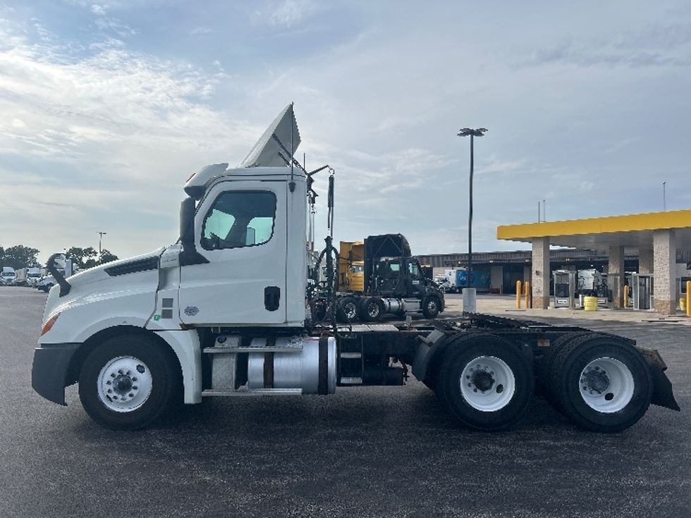 Day Cab Tractor-Heavy Duty Tractors-Freightliner-2019-T12664ST-Melrose Park-IL-468,240\n\t\tmiles-$ 38,500 - Image 4