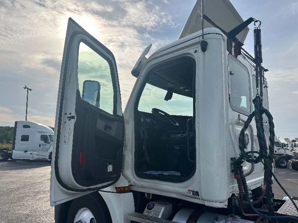 Day Cab Tractor-Heavy Duty Tractors-Freightliner-2019-T12664ST-Melrose Park-IL-468,240\n\t\tmiles-$ 38,500 - Image 9
