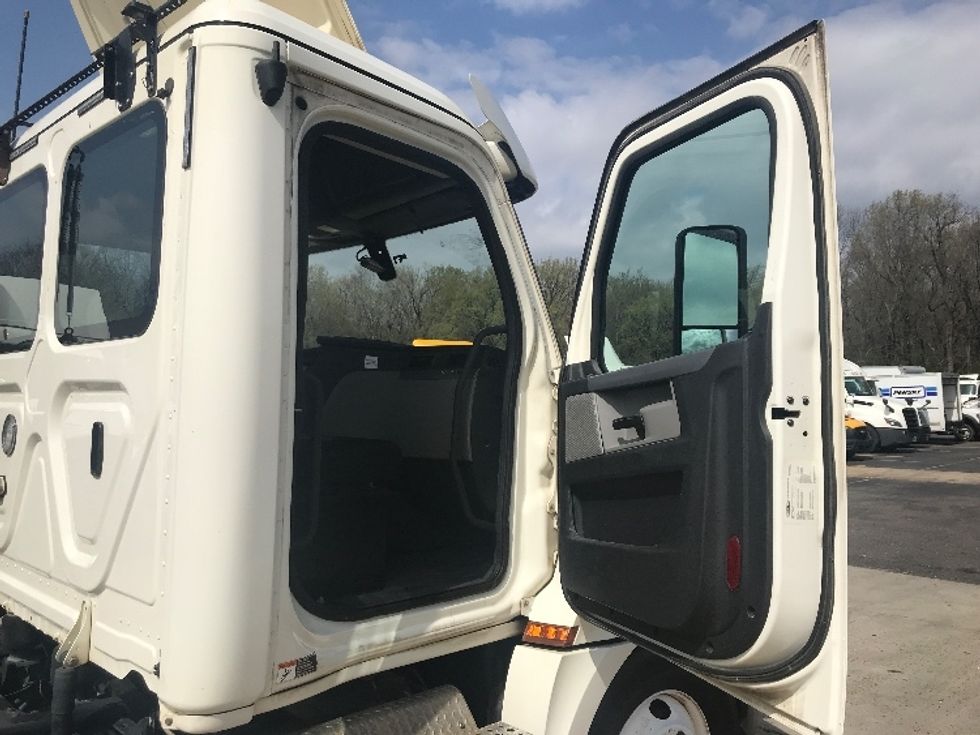 Day Cab Tractor-Heavy Duty Tractors-Freightliner-2019-T12664ST-Memphis-TN-281,170\n\t\tmiles-$ 63,500 - Image 12