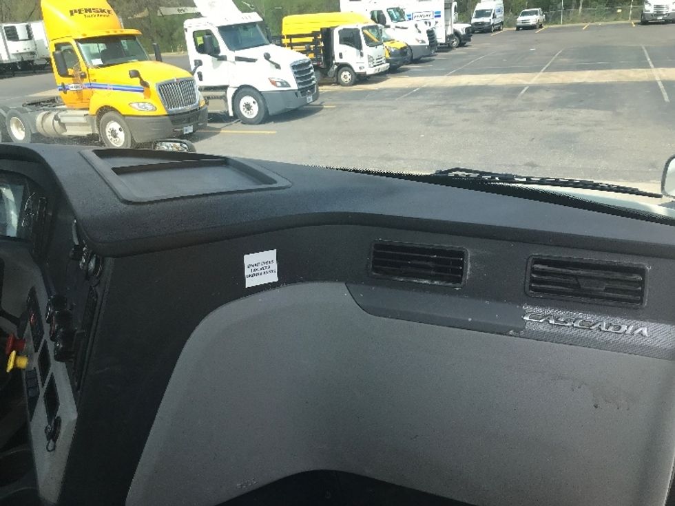 Day Cab Tractor-Heavy Duty Tractors-Freightliner-2019-T12664ST-Memphis-TN-281,170\n\t\tmiles-$ 63,500 - Image 13