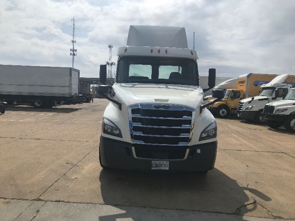 Day Cab Tractor-Heavy Duty Tractors-Freightliner-2019-T12664ST-Memphis-TN-281,170\n\t\tmiles-$ 63,500 - Image 2