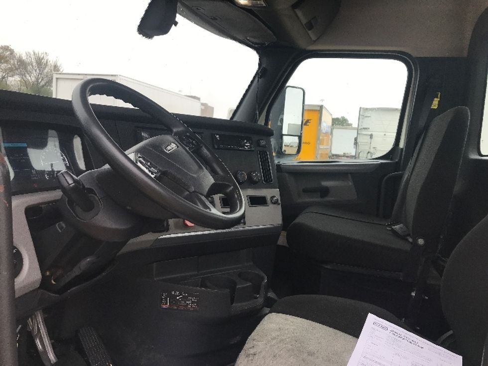 Day Cab Tractor-Heavy Duty Tractors-Freightliner-2019-T12664ST-Memphis-TN-282,428\n\t\tmiles-$ 63,500 - Image 10