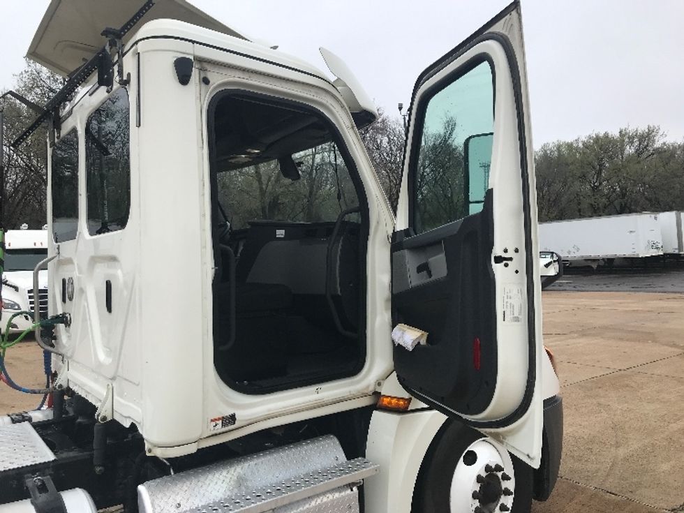 Day Cab Tractor-Heavy Duty Tractors-Freightliner-2019-T12664ST-Memphis-TN-282,428\n\t\tmiles-$ 63,500 - Image 12