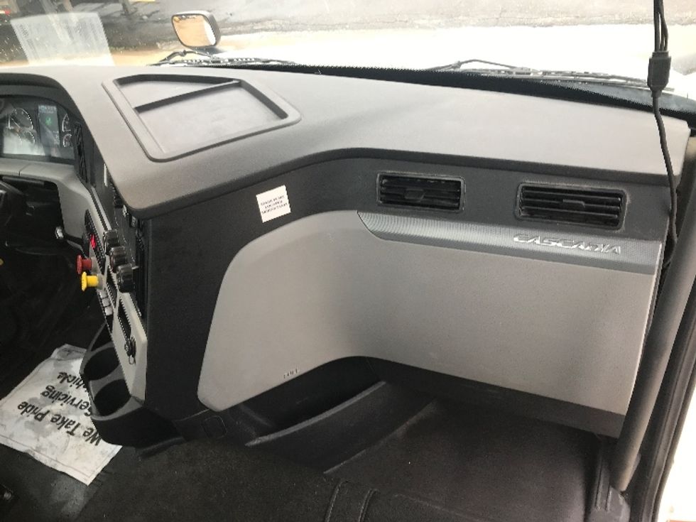 Day Cab Tractor-Heavy Duty Tractors-Freightliner-2019-T12664ST-Memphis-TN-282,428\n\t\tmiles-$ 63,500 - Image 13