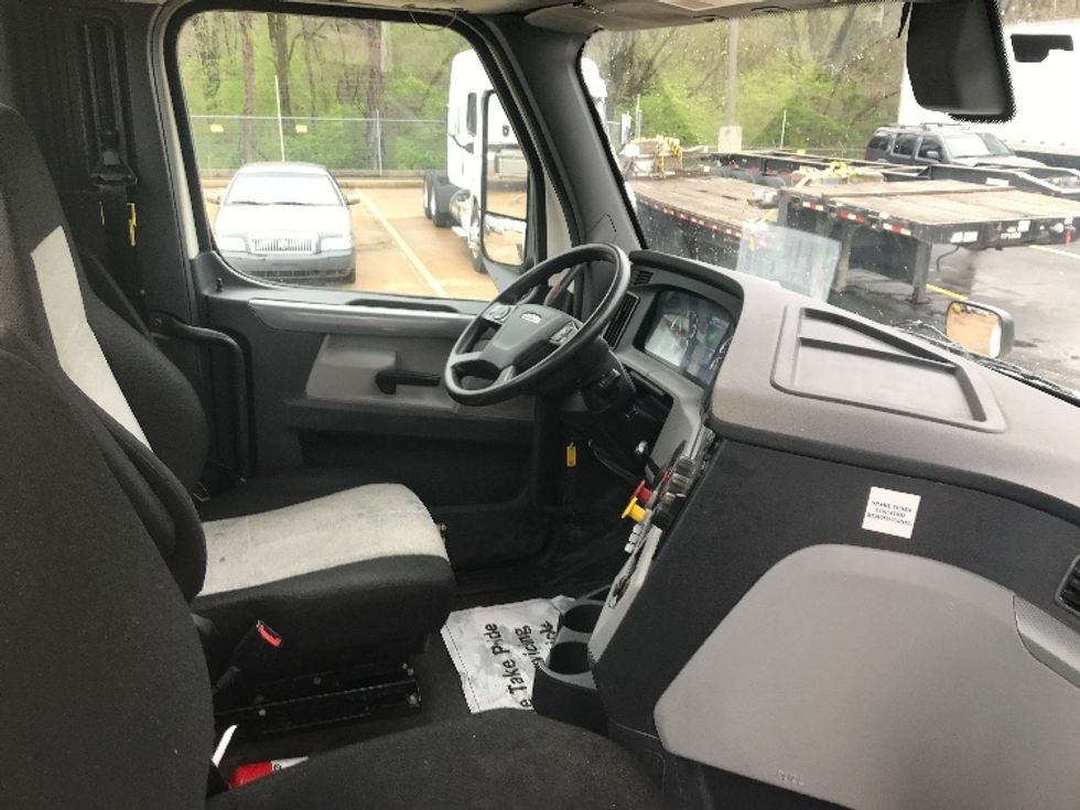 Day Cab Tractor-Heavy Duty Tractors-Freightliner-2019-T12664ST-Memphis-TN-282,428\n\t\tmiles-$ 63,500 - Image 14