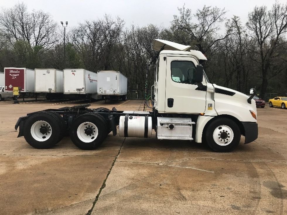 Day Cab Tractor-Heavy Duty Tractors-Freightliner-2019-T12664ST-Memphis-TN-282,428\n\t\tmiles-$ 63,500 - Image 8