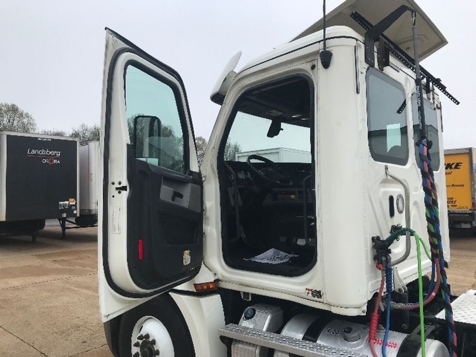 Day Cab Tractor-Heavy Duty Tractors-Freightliner-2019-T12664ST-Memphis-TN-282,428\n\t\tmiles-$ 63,500 - Image 9