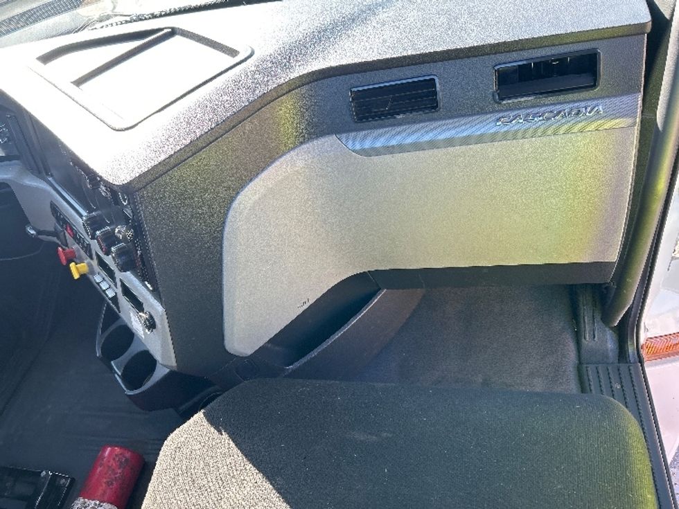 Day Cab Tractor-Heavy Duty Tractors-Freightliner-2019-T12664ST-Memphis-TN-291,429\n\t\tmiles-$ 50,750 - Image 13