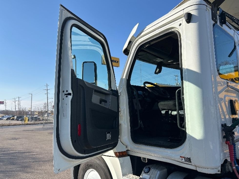 Day Cab Tractor-Heavy Duty Tractors-Freightliner-2019-T12664ST-Memphis-TN-291,429\n\t\tmiles-$ 50,750 - Image 9