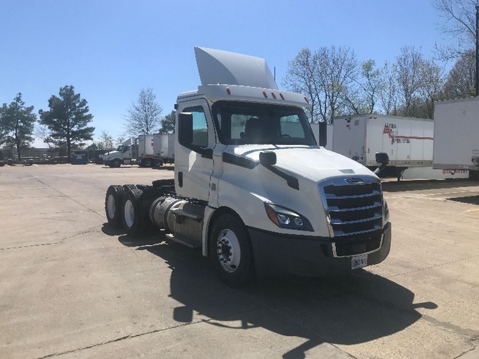 Day Cab Tractor-Heavy Duty Tractors-Freightliner-2019-T12664ST-Memphis-TN-300,073\n\t\tmiles-$ 62,250 - Image 1
