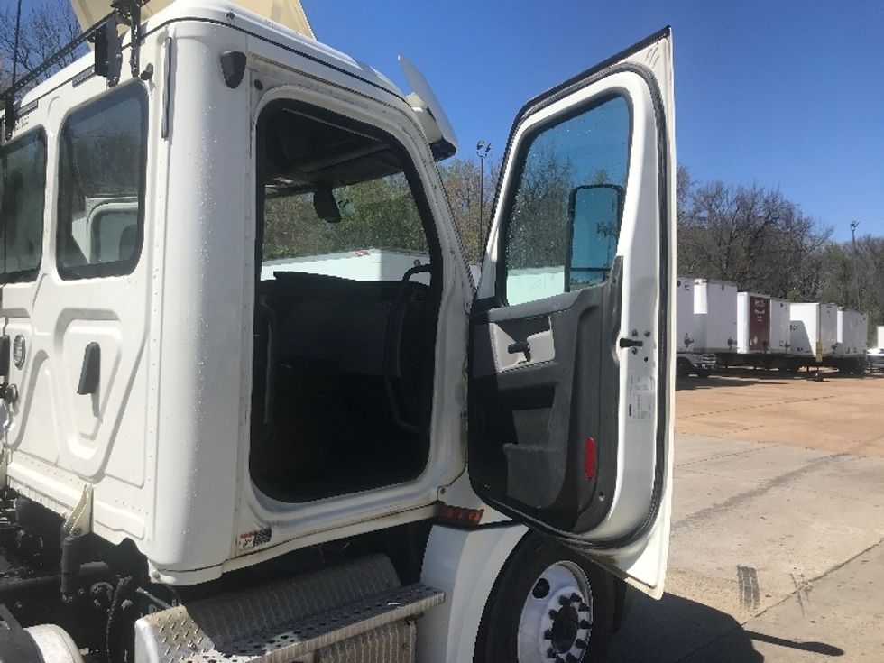 Day Cab Tractor-Heavy Duty Tractors-Freightliner-2019-T12664ST-Memphis-TN-300,073\n\t\tmiles-$ 62,250 - Image 12