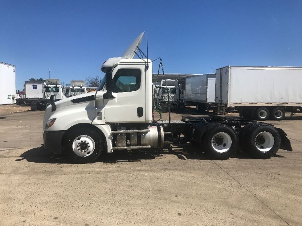 Day Cab Tractor-Heavy Duty Tractors-Freightliner-2019-T12664ST-Memphis-TN-300,073\n\t\tmiles-$ 62,250 - Image 4